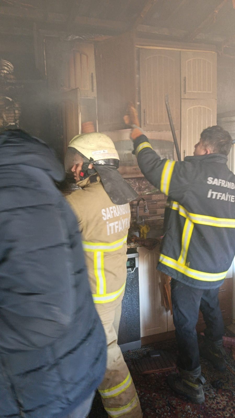 Evin mutfağında &ccedil;ıkan yangın s&ouml;nd&uuml;r&uuml;ld&uuml;
