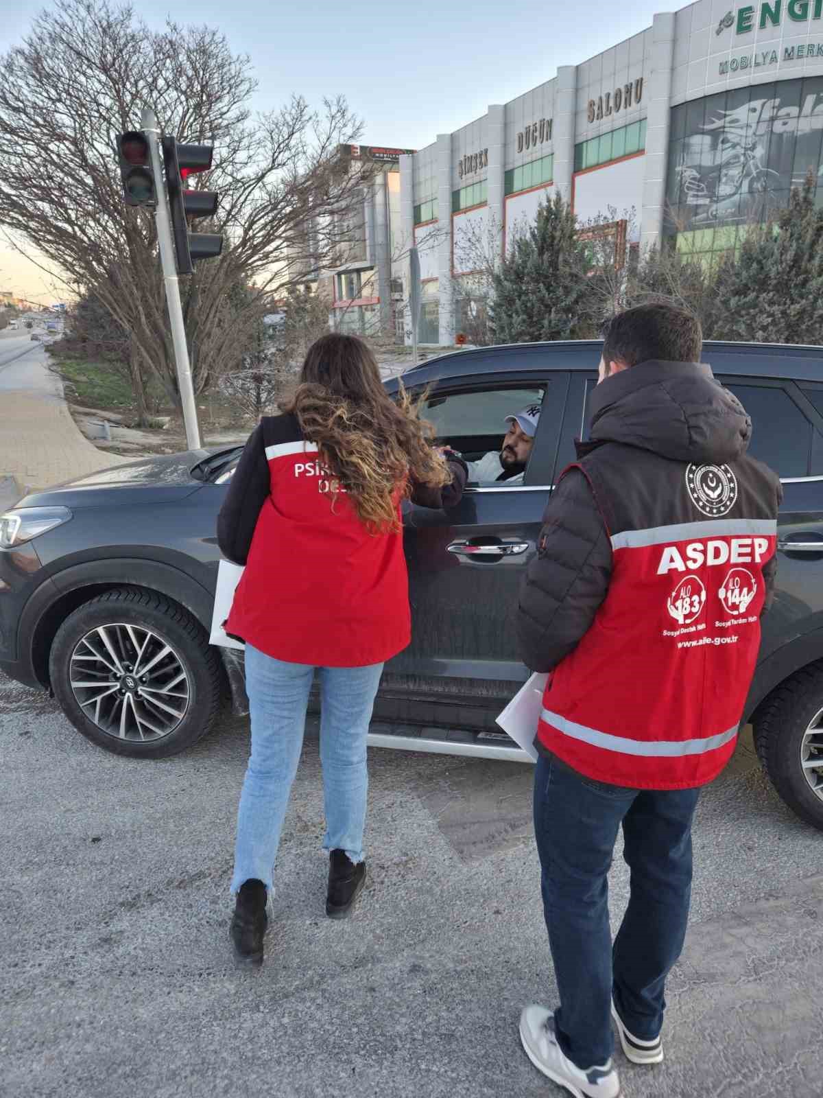 Konya&rsquo;da iftar vaktine yolda yakalananlara iftarlık ikram edildi
