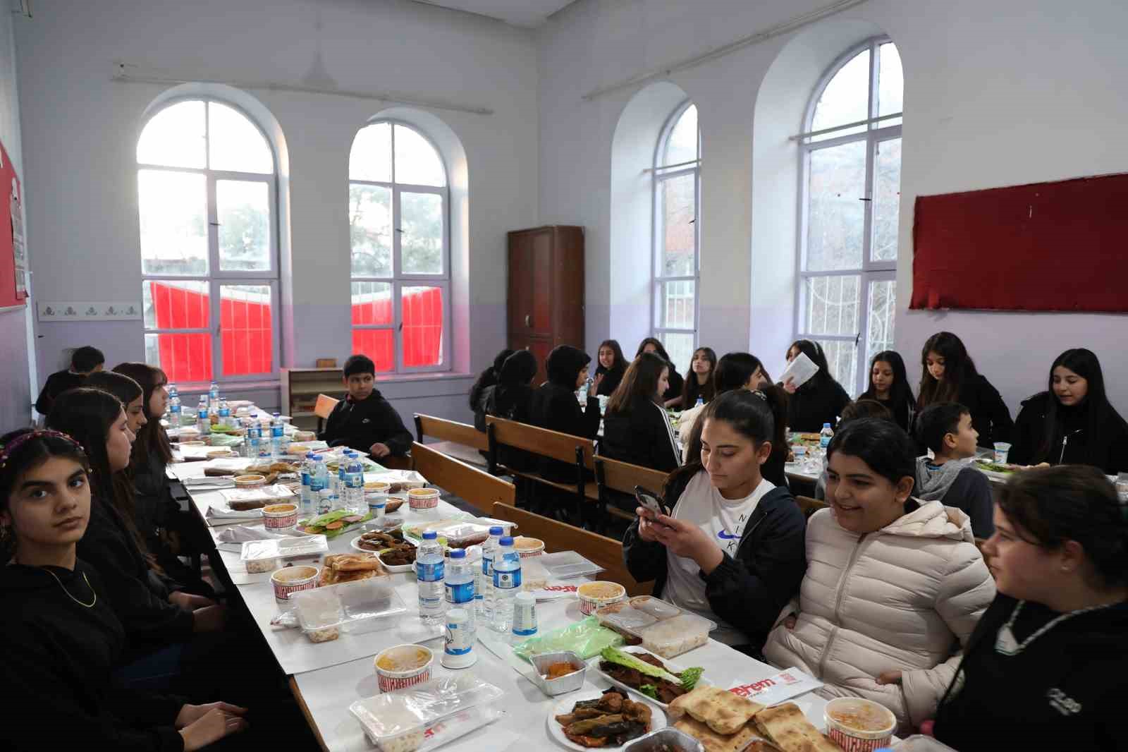 Diyarbakır&rsquo;da 112 yıllık okulda iftar
