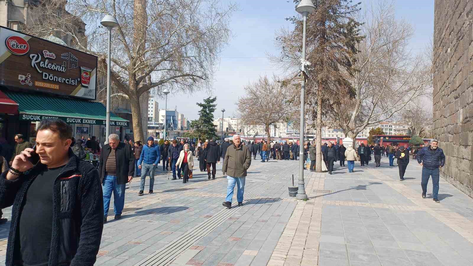 &Ccedil;arşıda ramazan yoğunluğu devam ediyor
