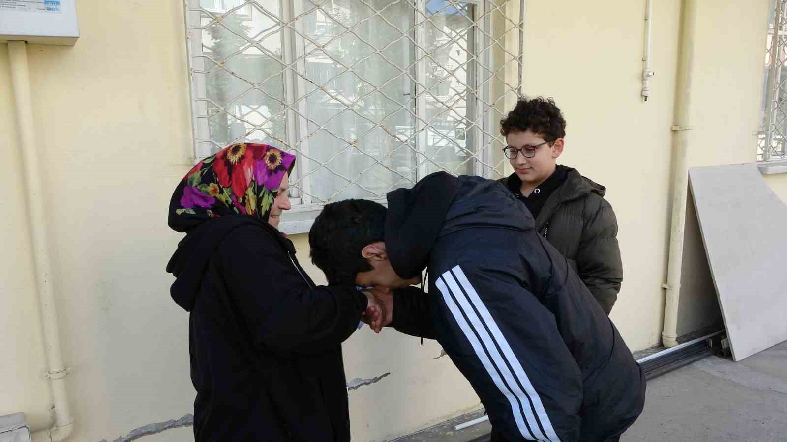 İhtiyaç sahipleri için harçlıklarını biriktiren öğrenciler duygulandırdı