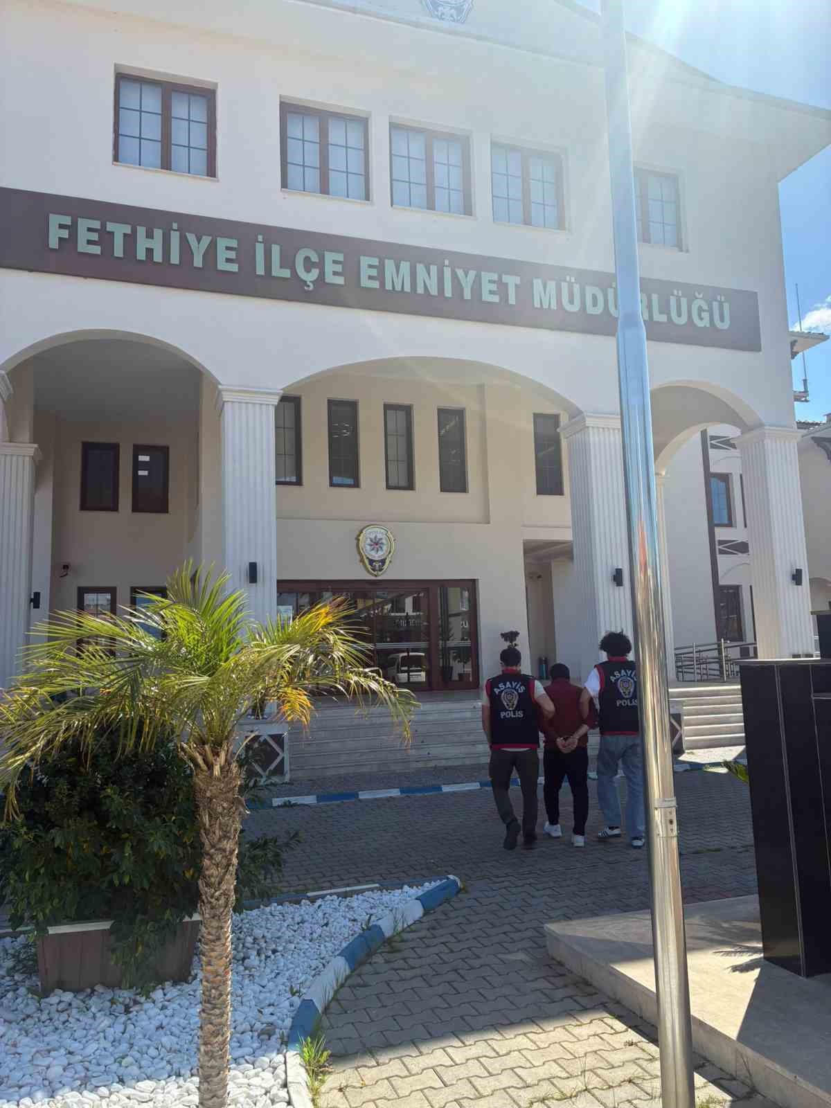 Fethiye&rsquo;de 20 yıl hapis cezası bulunan cezaevi firarisi yakalandı
