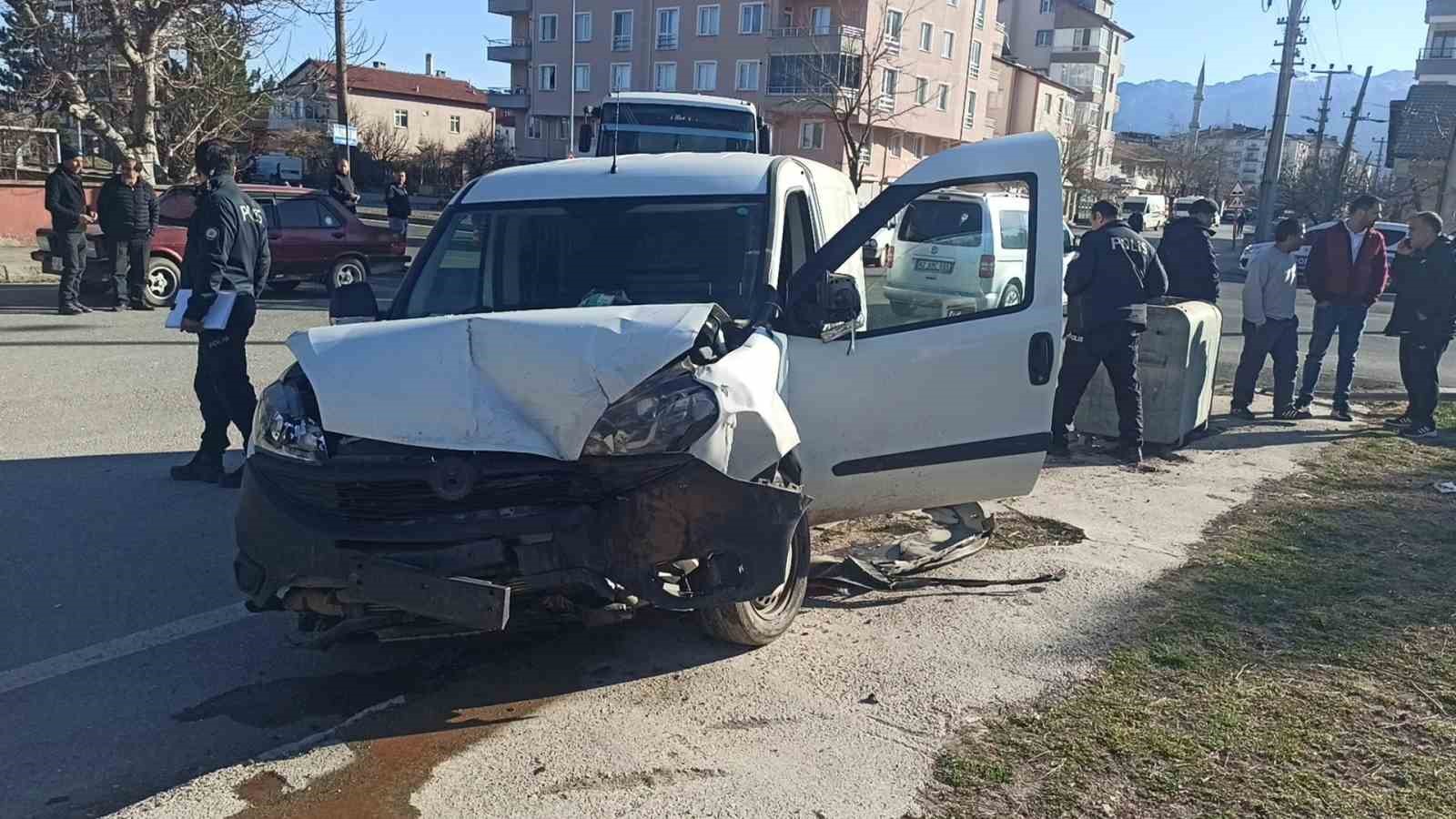 &Ouml;ğrenci servisi ile hafif ticari ara&ccedil; &ccedil;arpıştı: 2 yaralı
