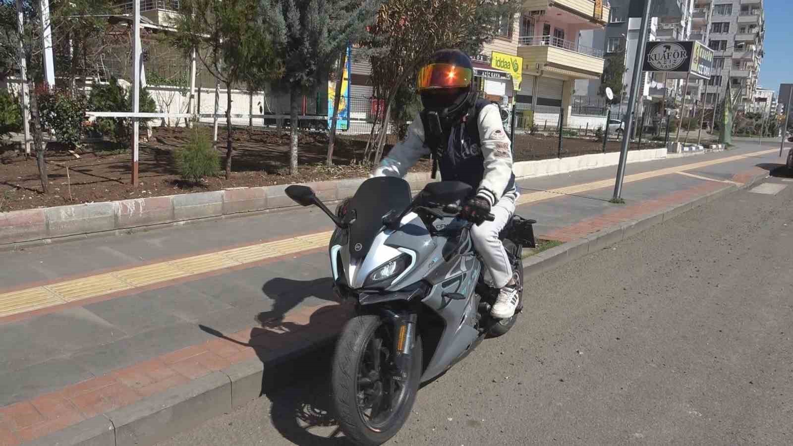 Motosiklet s&uuml;r&uuml;c&uuml;s&uuml;ne &rsquo;emniyet kemeri takmamak&rsquo; cezası
