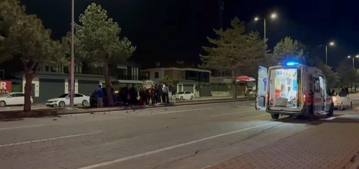 Otomobil ref&uuml;jdeki ağaca &ccedil;arptı: 1 yaralı
