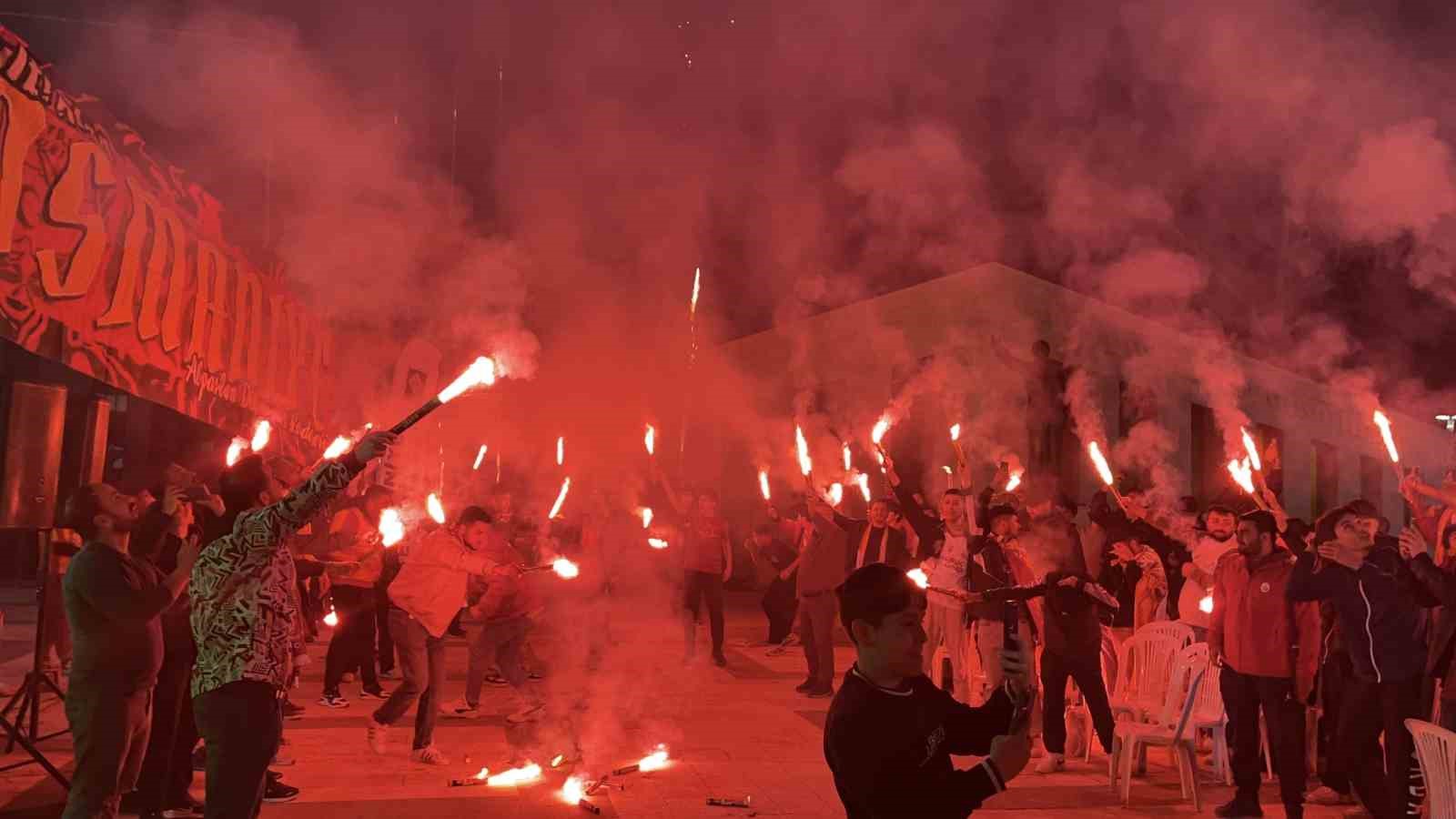 Osmaniye&rsquo;de Galatasaray&rsquo;ın galibiyeti havai fişek ve meşalelerle kutlandı
