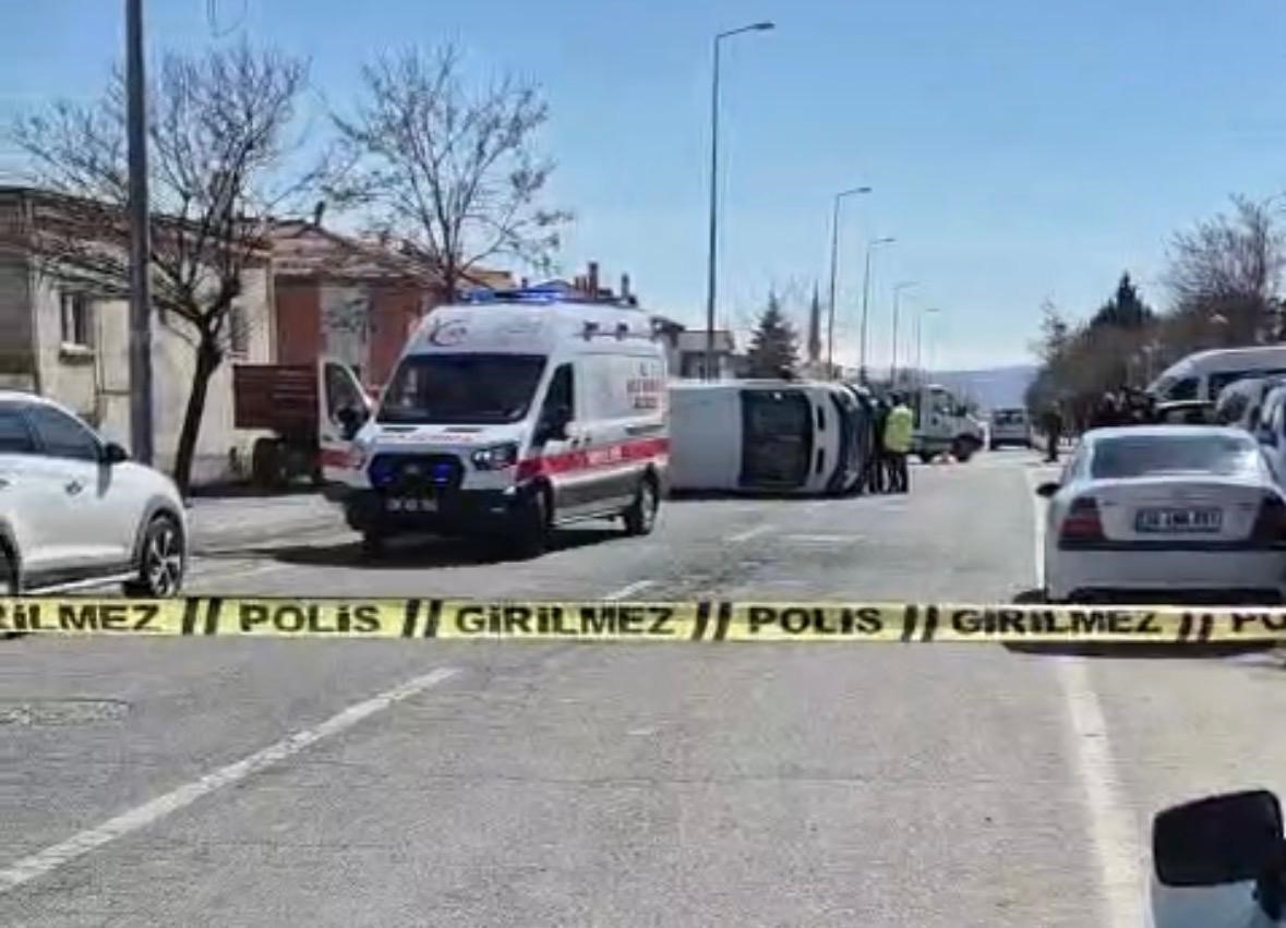 Kayseri’de otomobille çarpışan öğrenci servisi yan yattı