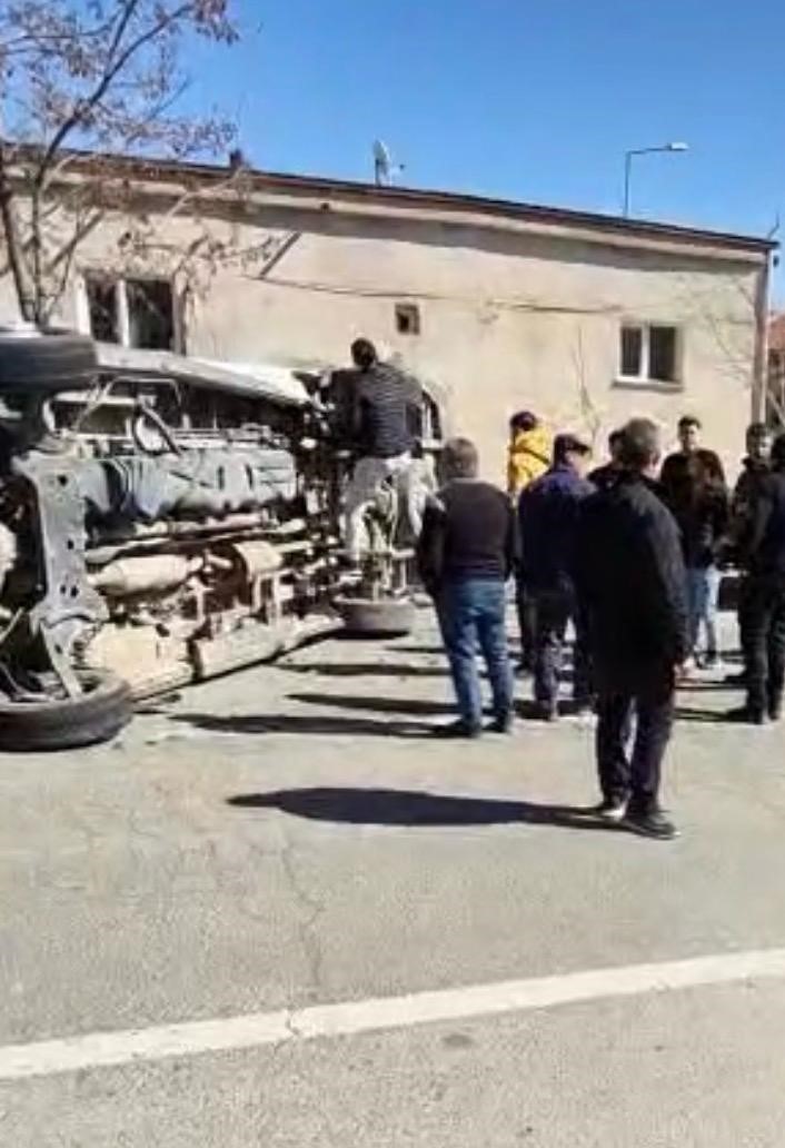 Kayseri&rsquo;de otomobille &ccedil;arpışan &ouml;ğrenci servisi yan yattı
