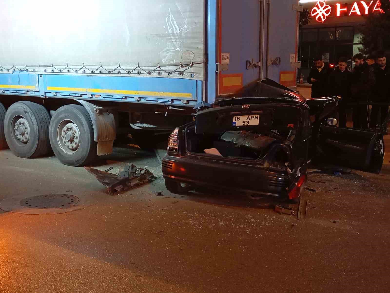 Otomobil tırın altına girdi: S&uuml;r&uuml;c&uuml; ağır yaralandı
