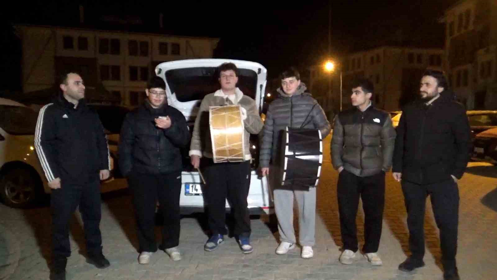 Liseliler davul &ccedil;alarak sahura kaldırıyor: "Bahşişleri bol bol hazırlayın"
