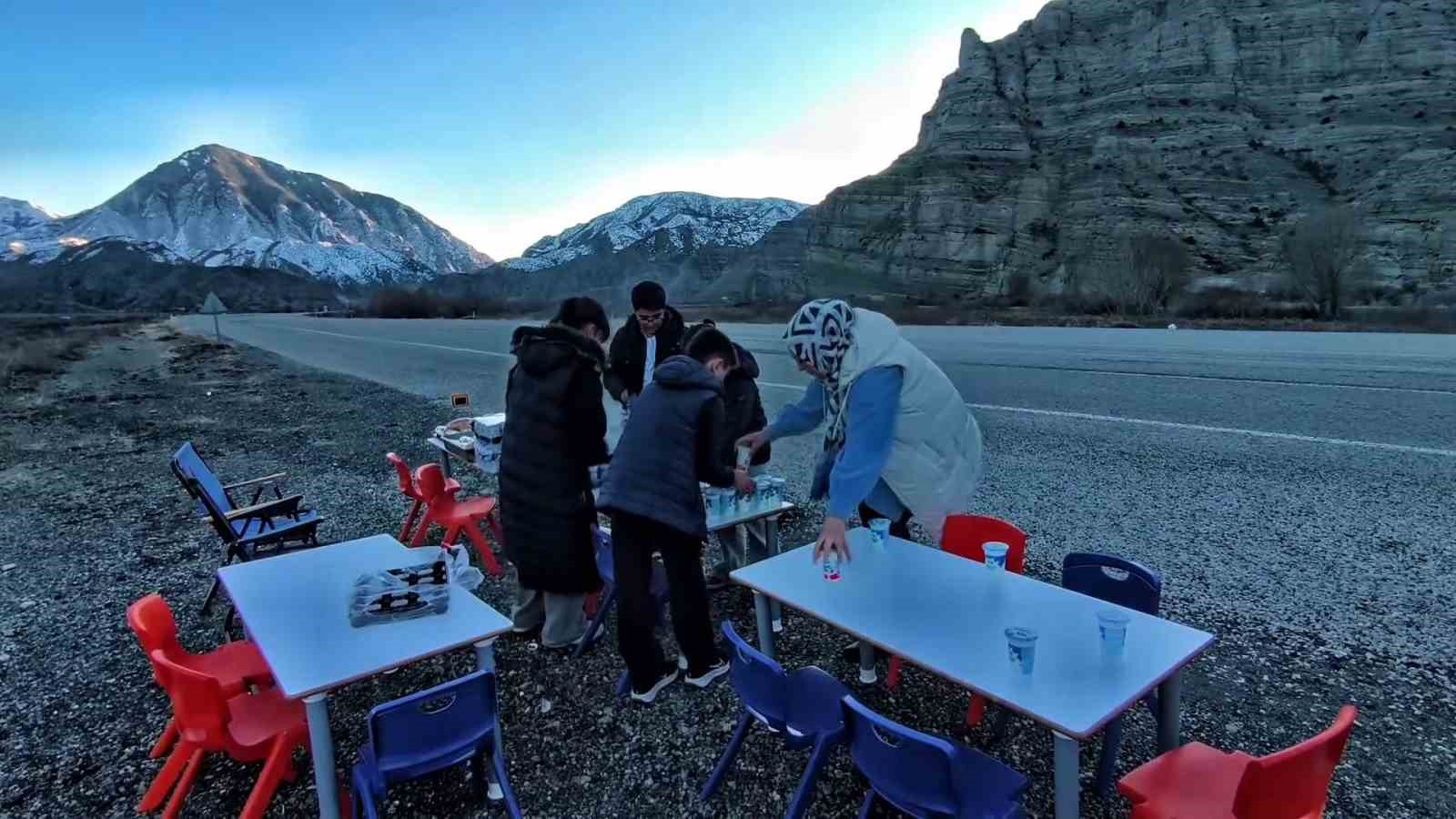 Uzundere&rsquo;de "yolda iftar" geleneği: &Ouml;ğrenciler ve &ouml;ğretmenler yoldan ge&ccedil;en s&uuml;r&uuml;c&uuml;lere iftarlık dağıttı

