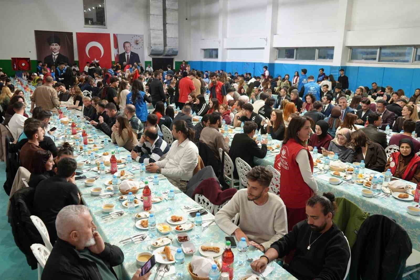 Kamp&uuml;s iftarlarında birlik beraberlik ruhu
