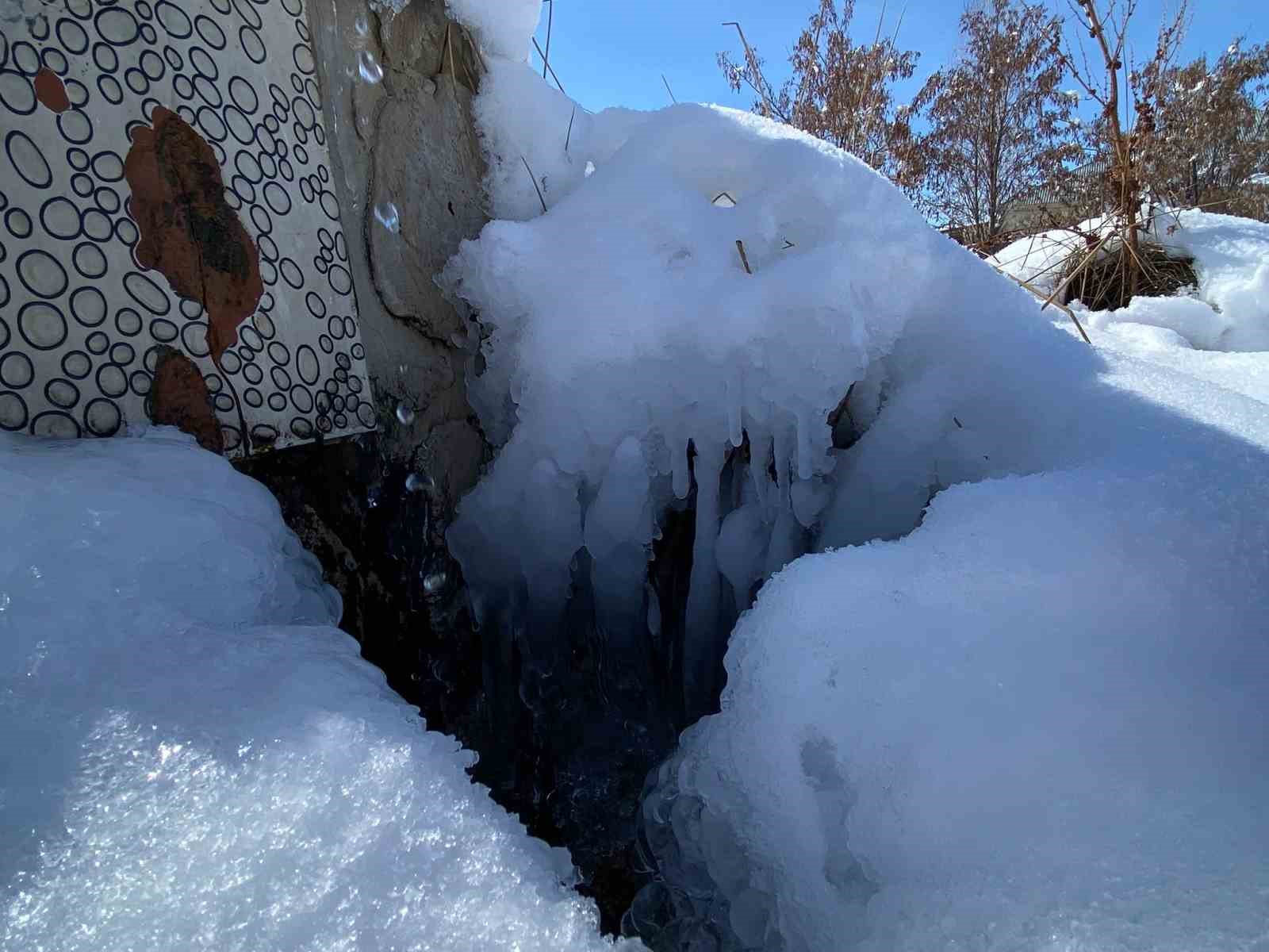 Ağrı&rsquo;da dondurucu soğuklar etkisini s&uuml;rd&uuml;r&uuml;yor
