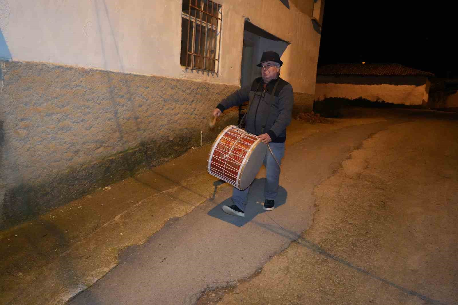 Ramazan davulunu &ccedil;alacak kimse bulamayınca davulu &ccedil;almak muhtara kaldı
