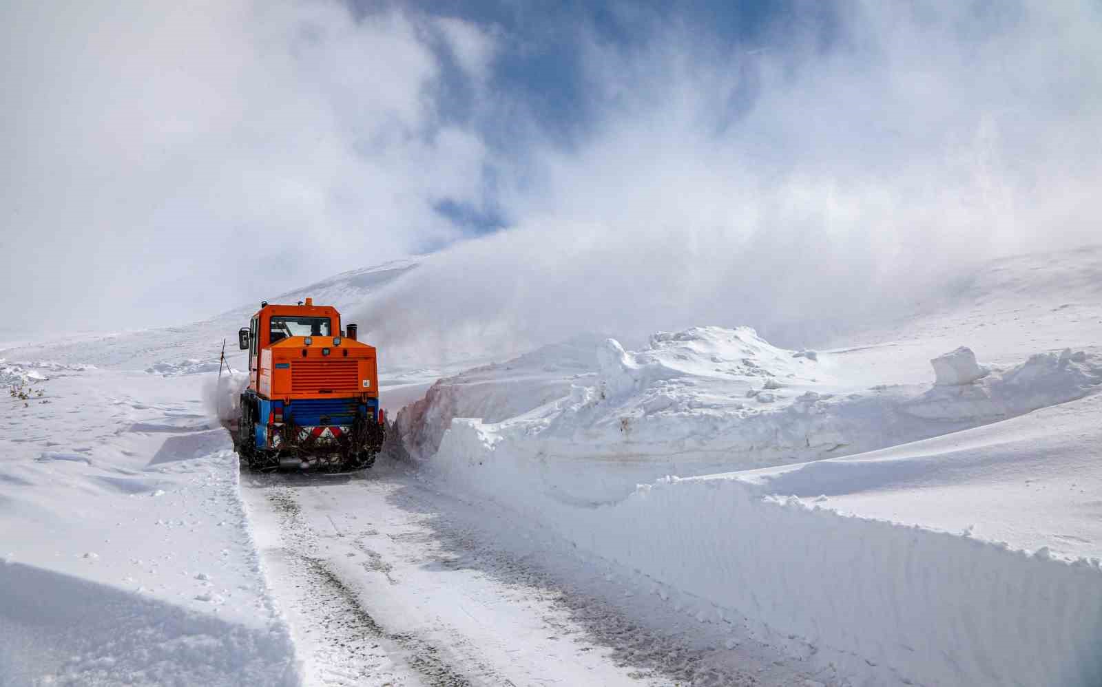 Zorlu coğrafyada yoğun mesai: Sınırdaki karakollar ve yerleşim yerleşim yerlerine ulaşım sağlanıyor
