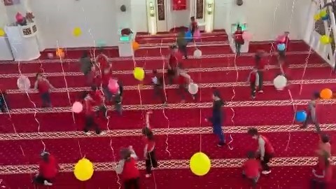 İmam ve eşinden &ccedil;ocuklar i&ccedil;in camide renkli s&uuml;sleme
