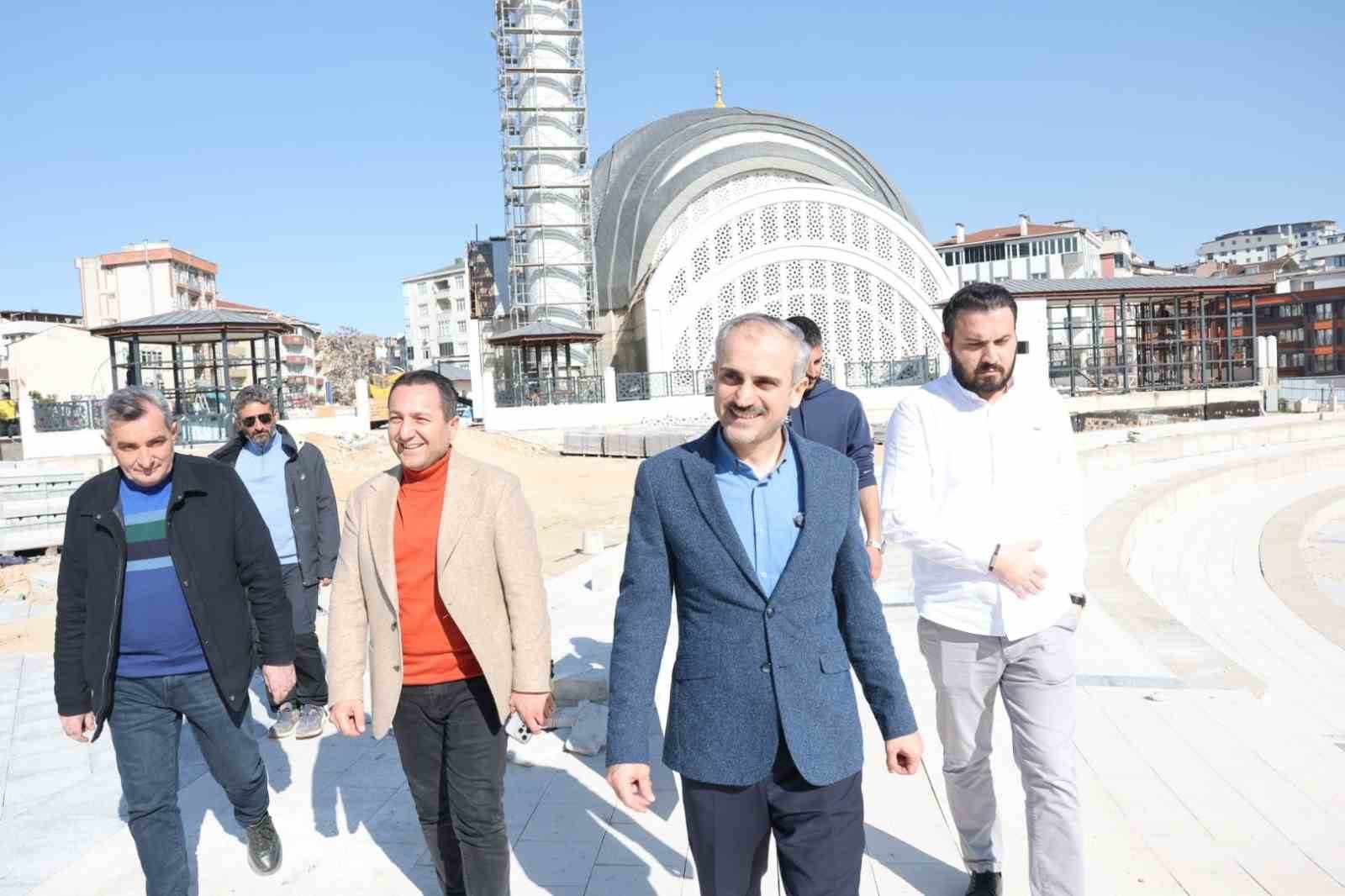 25 bin metrekarelik &Ccedil;ayırova Kent Meydanı projesinde sona yaklaşılıyor
