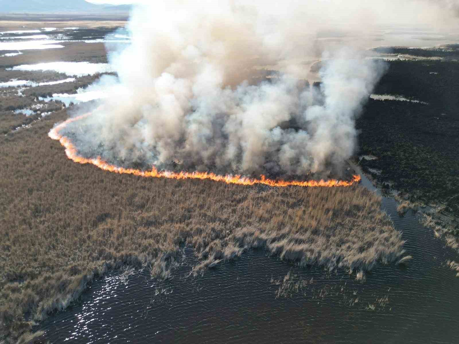 Karamık Gölü’ndeki sazlık alanlarda yangın
