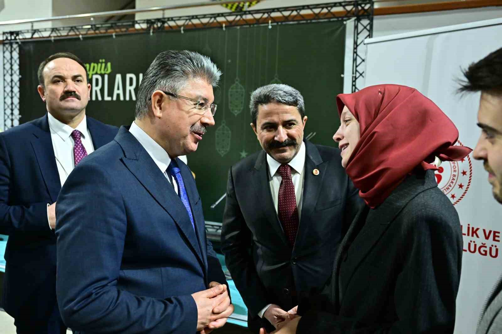 Vali Yılmaz, &ouml;ğrencilerle iftar yaptı
