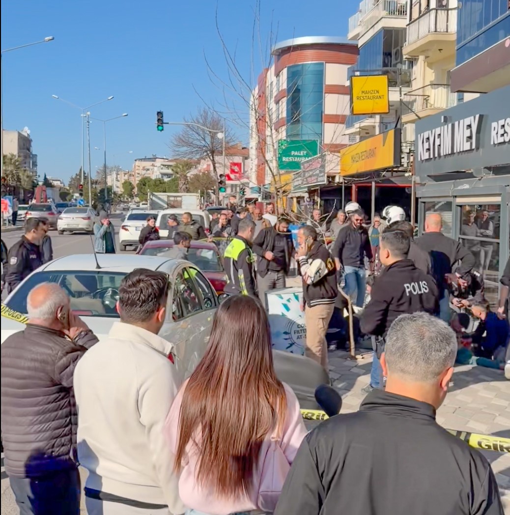 Manisa&rsquo;da bı&ccedil;aklı kavga: 1 &ouml;l&uuml;, 2 ağır yaralı
