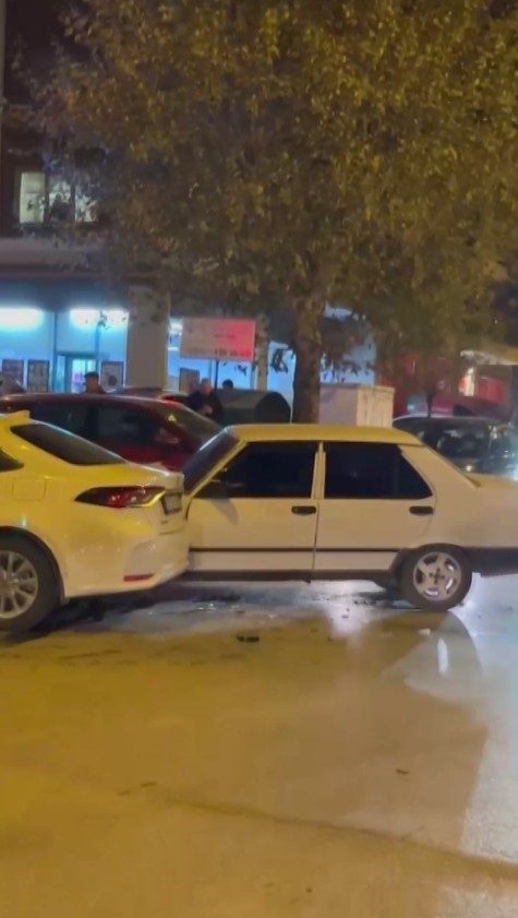 Bu kavşağa giren s&uuml;r&uuml;c&uuml;ler kaza sonucu ya sanayiye ya da hastaneye gidiyor
