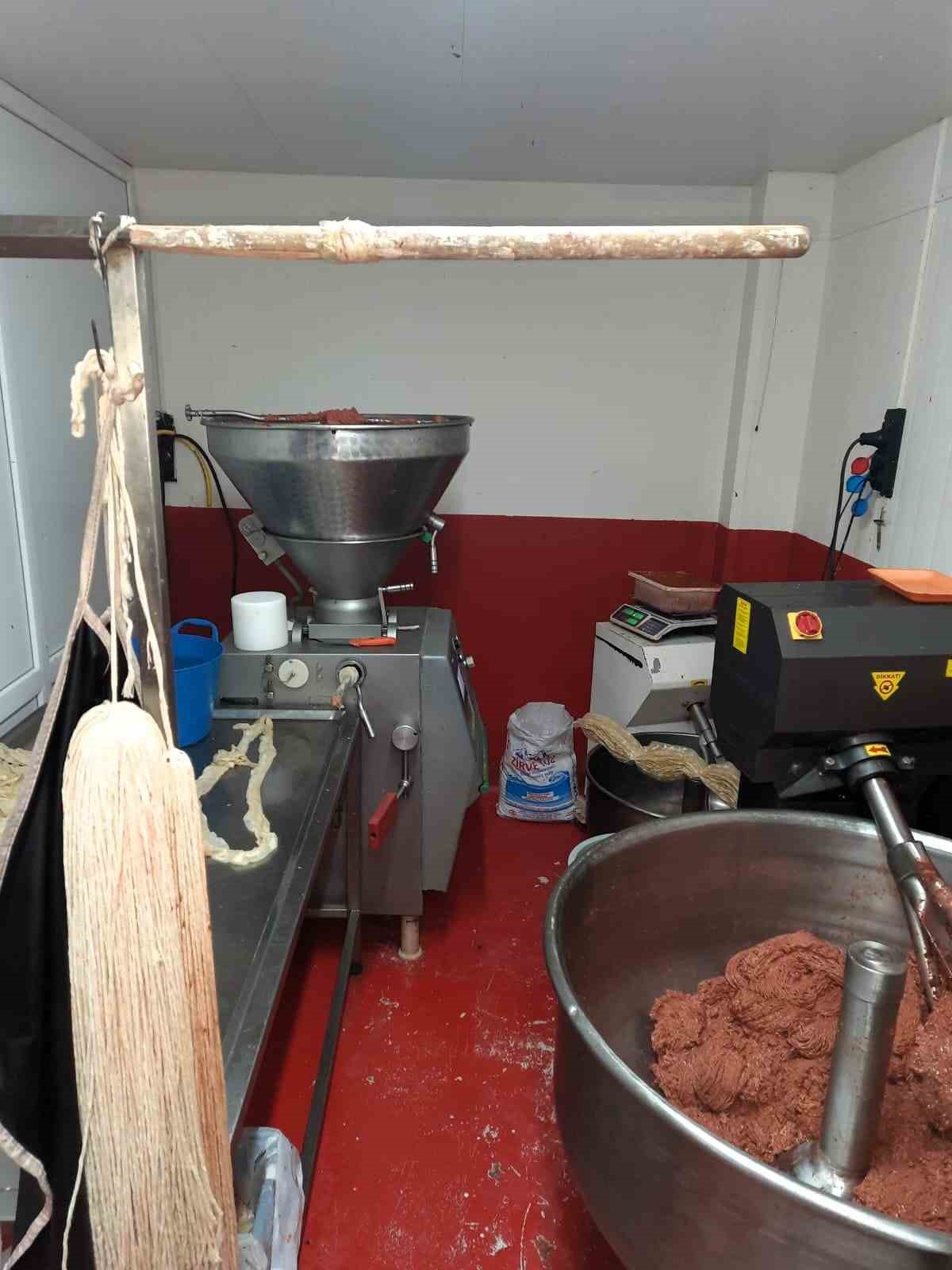 Bursa&rsquo;da 700 kilo bozuk sucuk piyasaya s&uuml;r&uuml;lmeden imha edildi
