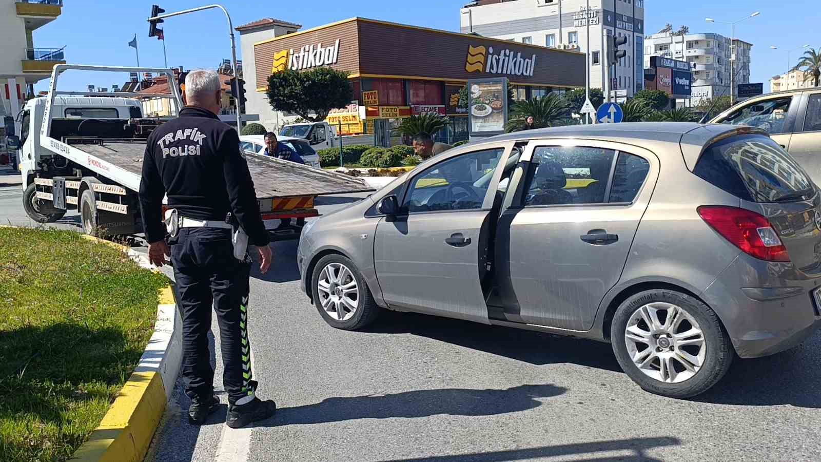 Otomobil kaldırım taşına &ccedil;arptı: 1 yaralı
