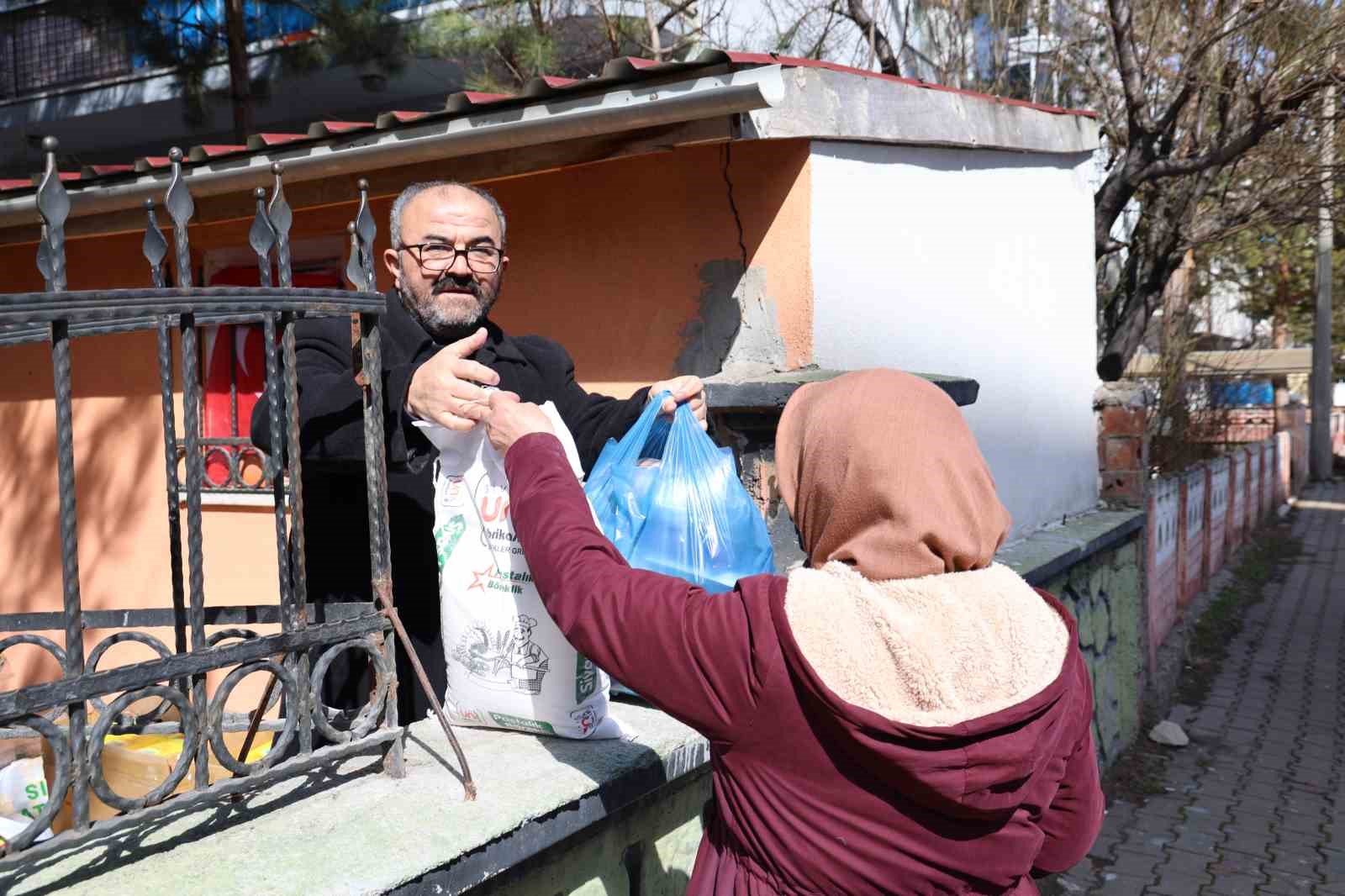 Bu bakkalda parayla değil dua ile alışveriş yapılıyor