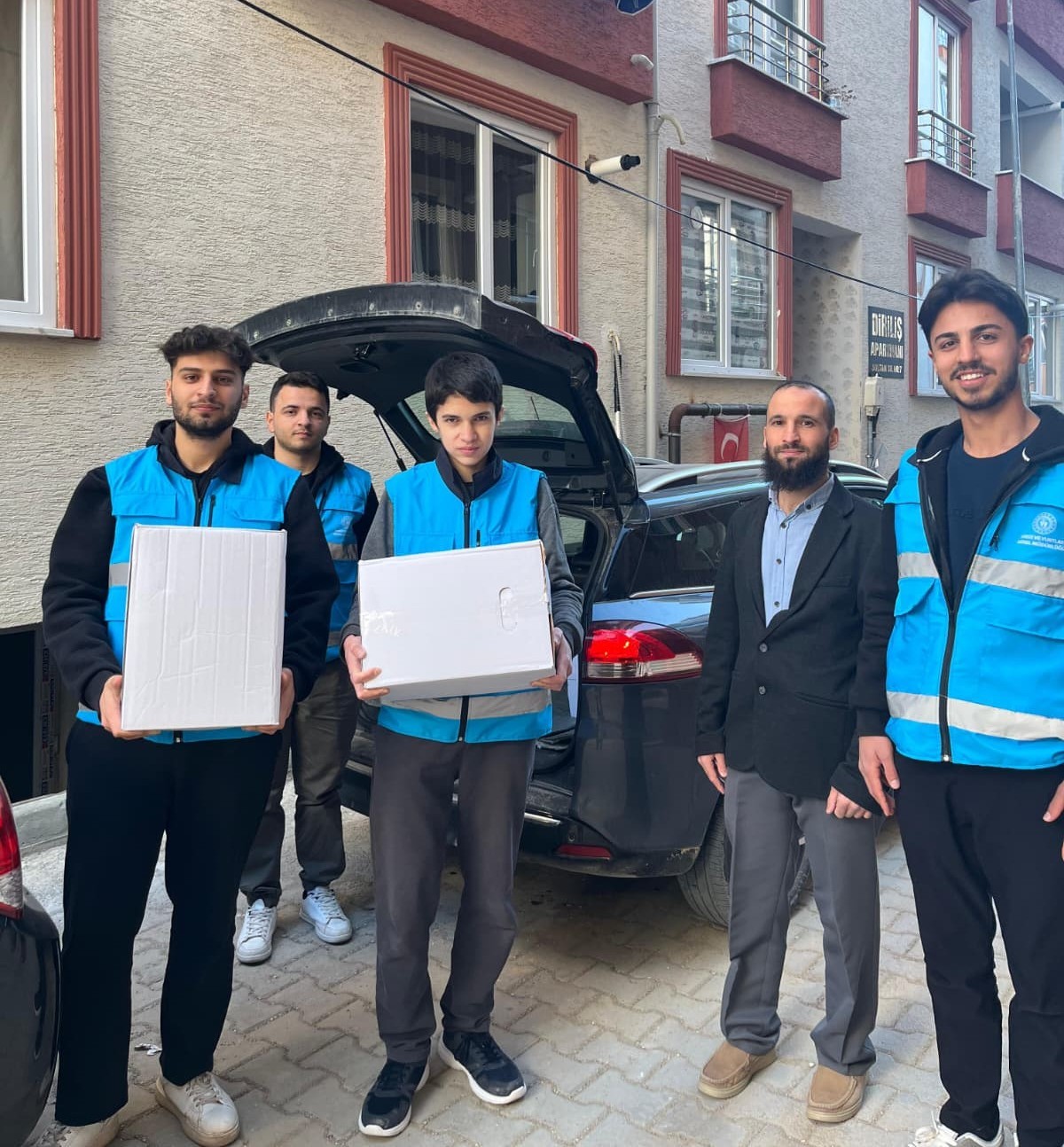 Bilecik’te KYK öğrencileri camiyi temizledi, ihtiyaç sahiplerine kumanya ulaştırdı