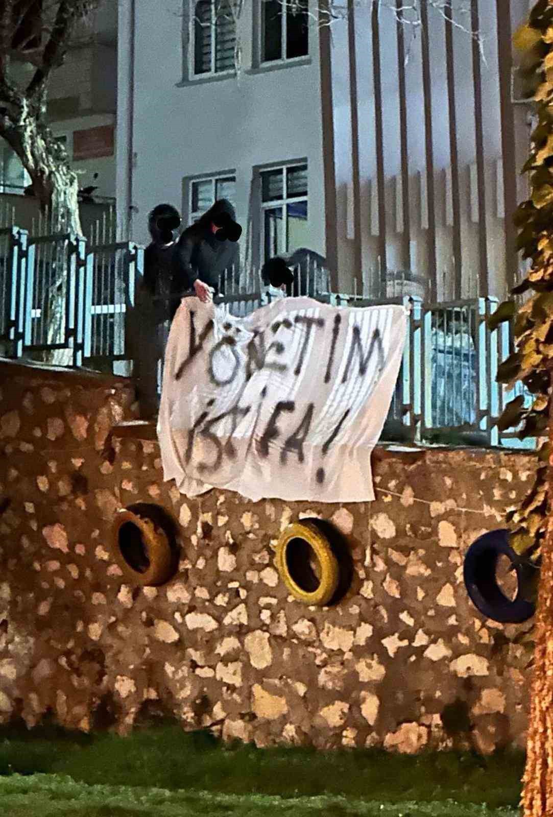 1969 Bilecikspor Kul&uuml;b&uuml; Başkanı Mehmet Erg&uuml;n&rsquo;&uuml;n iş yerinin duvarına &rsquo;Y&ouml;netim İstifa&rsquo; yazısı astılar
