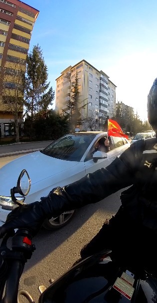 Eskişehir sokaklarında İspanya ve T&uuml;rk bayrakları ile dolaşan s&uuml;r&uuml;c&uuml;
