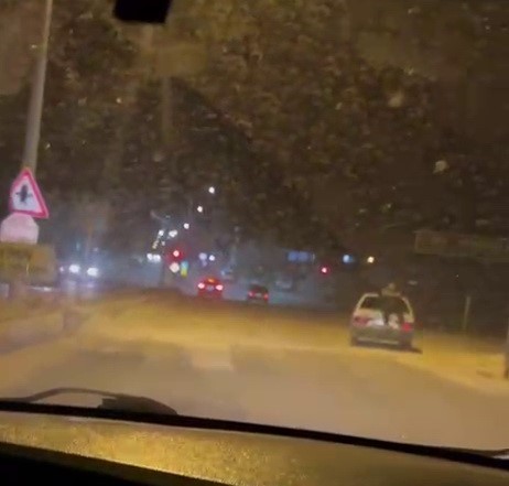 Adıyaman’da tepki çeken görüntü: Seyir halindeki otomobilin bagaj kısmına oturarak ilerledi