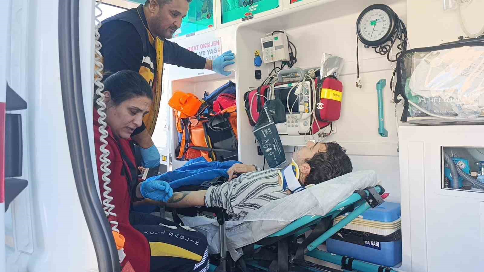 Manavgat’ta otomobil ile çarpışan motosikletli yaralandı