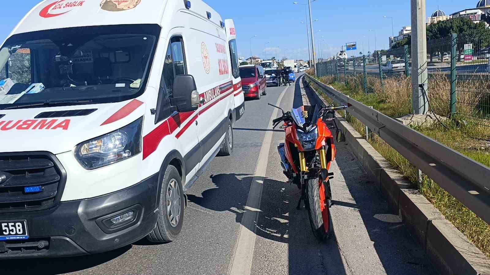 Manavgat&rsquo;ta otomobil ile &ccedil;arpışan motosikletli yaralandı
