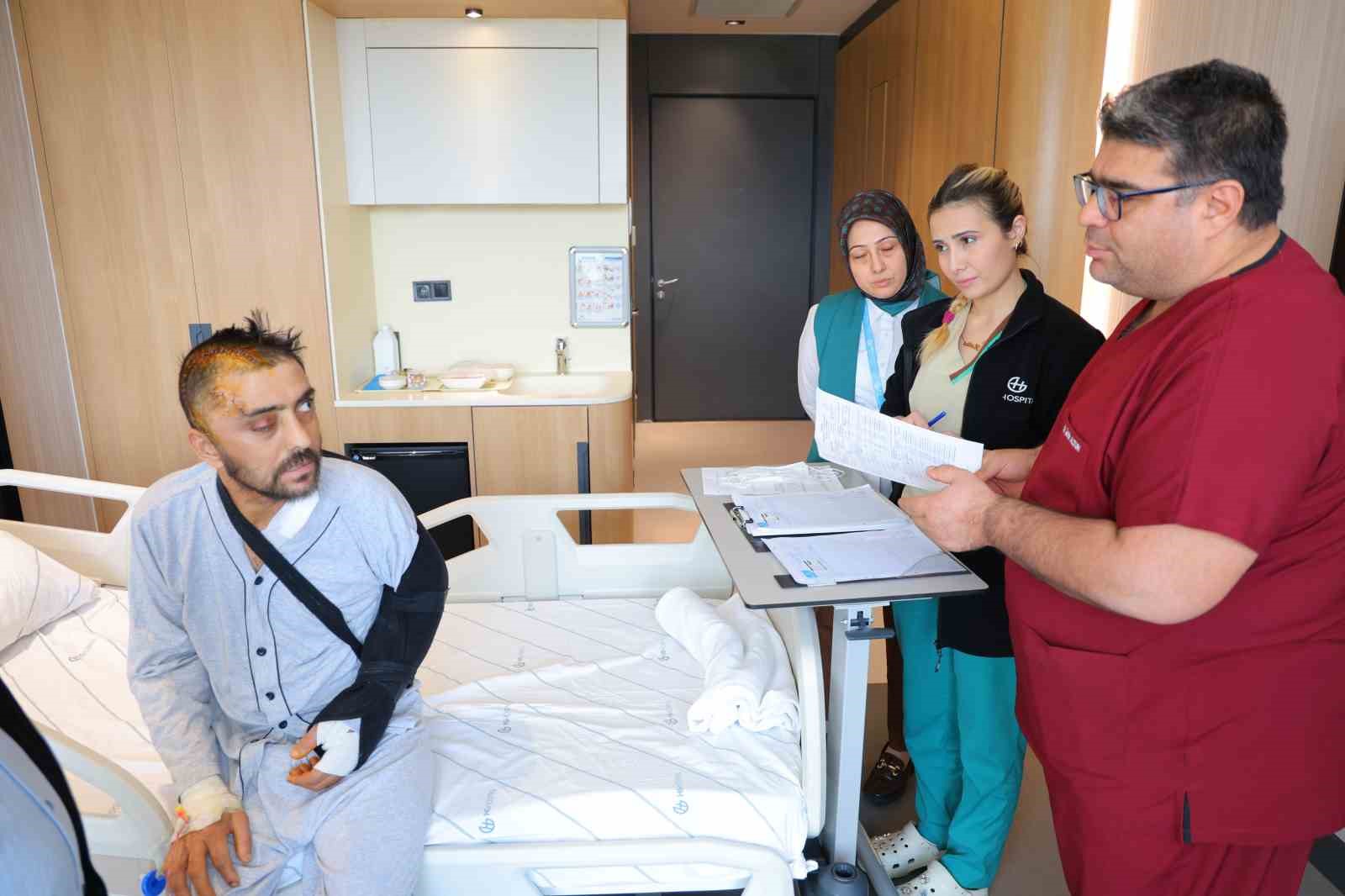 Otomobille giderken kafasına kaya yuvarlandı, başarılı ameliyatla sağlığına kavuştu
