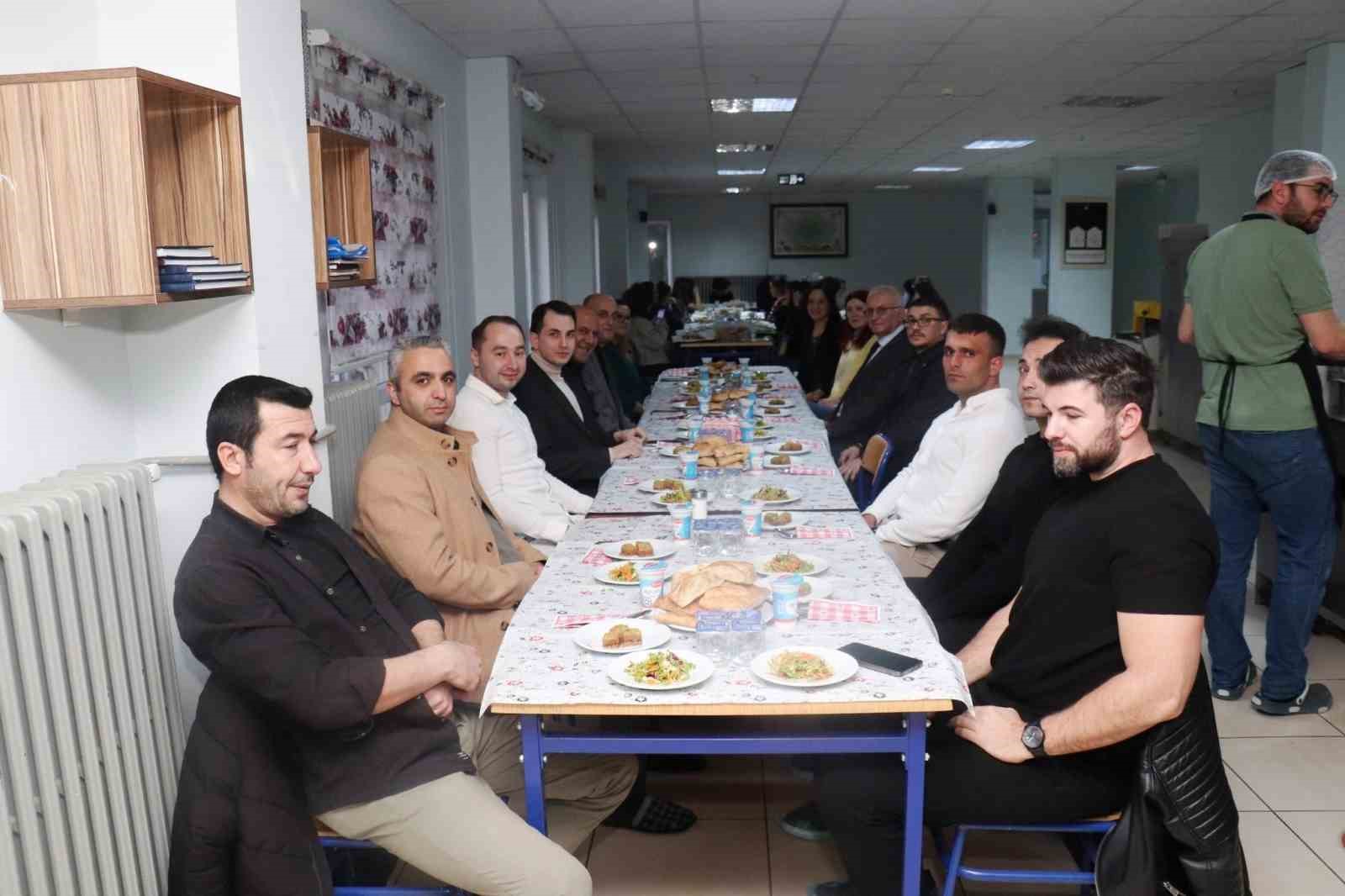 Hisarcık Kaymakamı Erkan Atam, iftar sofrasında öğrencilerle buluştu