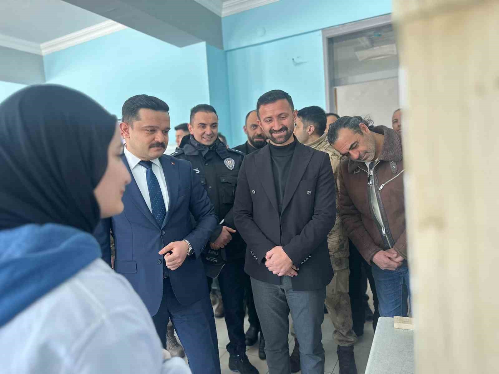 Karayazı Anadolu Lisesi&rsquo;nde a&ccedil;ılan bilim sergisi yoğun ilgi g&ouml;rd&uuml;
