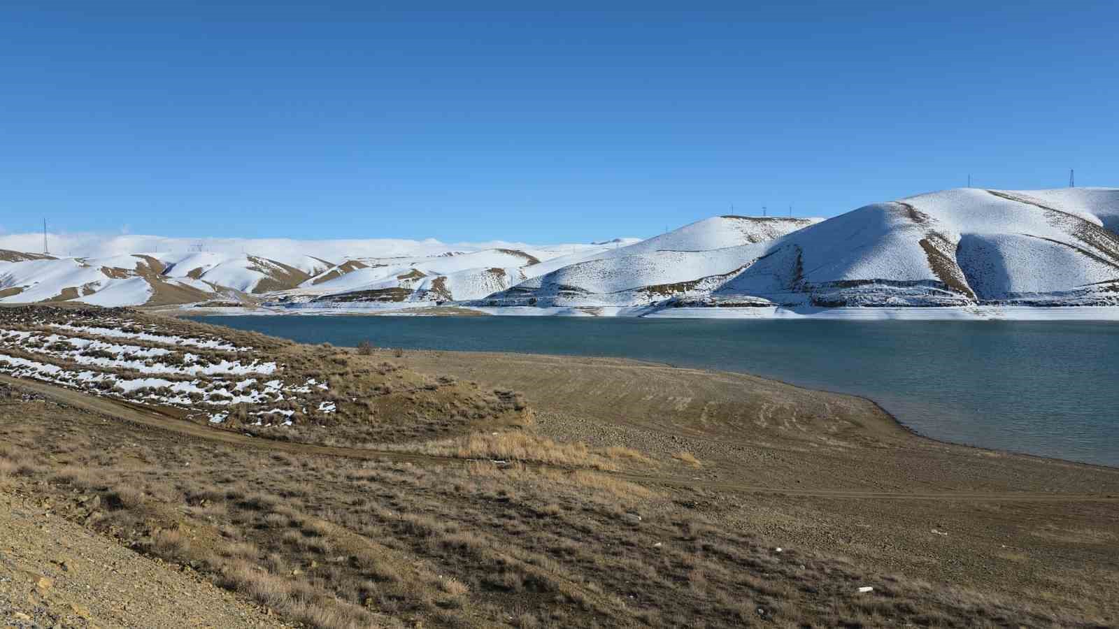 Zernek Barajı&rsquo;nın buzları &ccedil;&ouml;z&uuml;lmeye başladı
