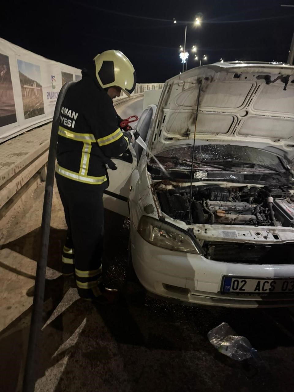 Seyir halindeki otomobil alev aldı