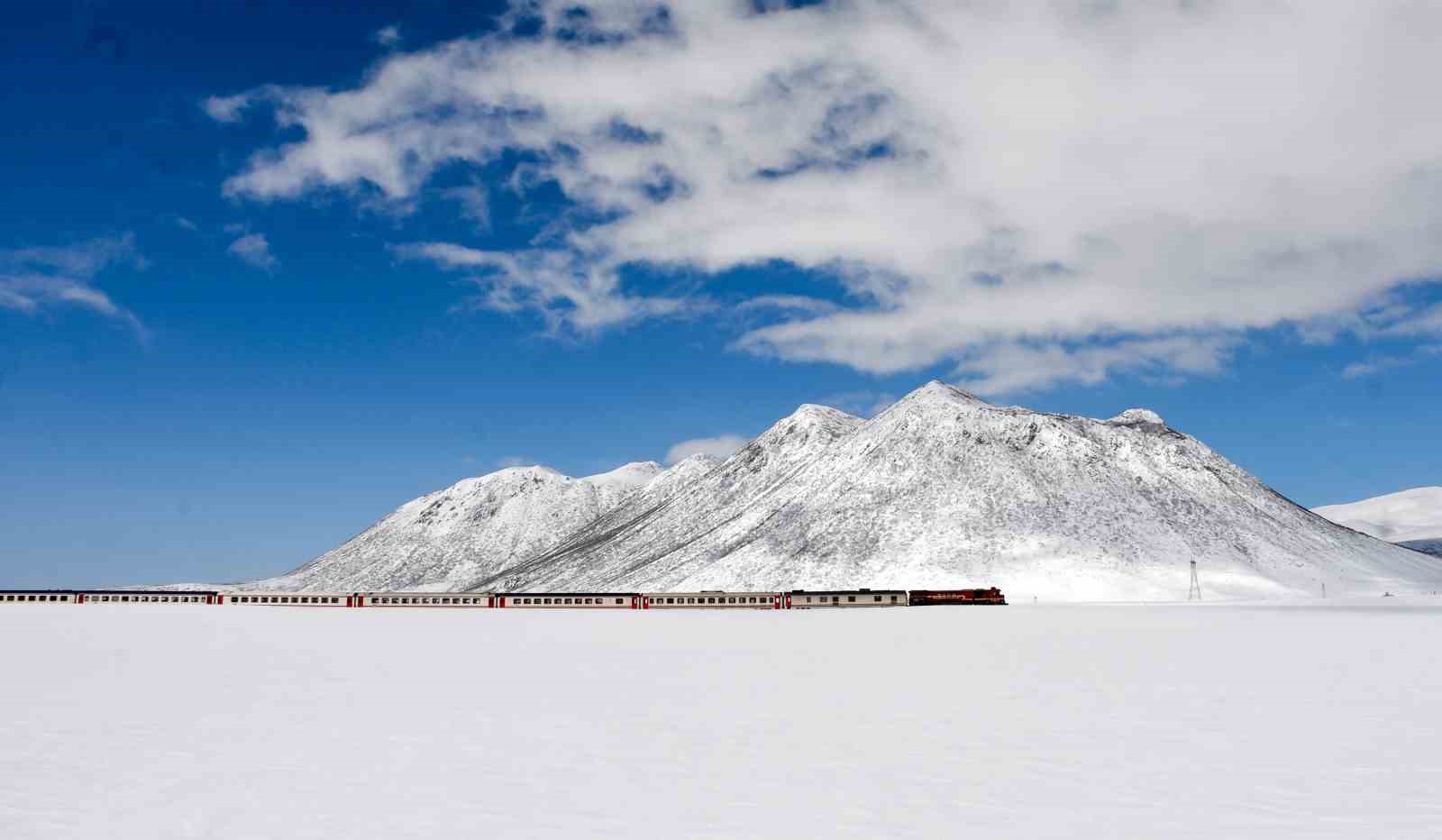 Van G&ouml;l&uuml; Ekspresi, Kirkor Dağı manzarasıyla g&ouml;rsel ş&ouml;len sunuyor
