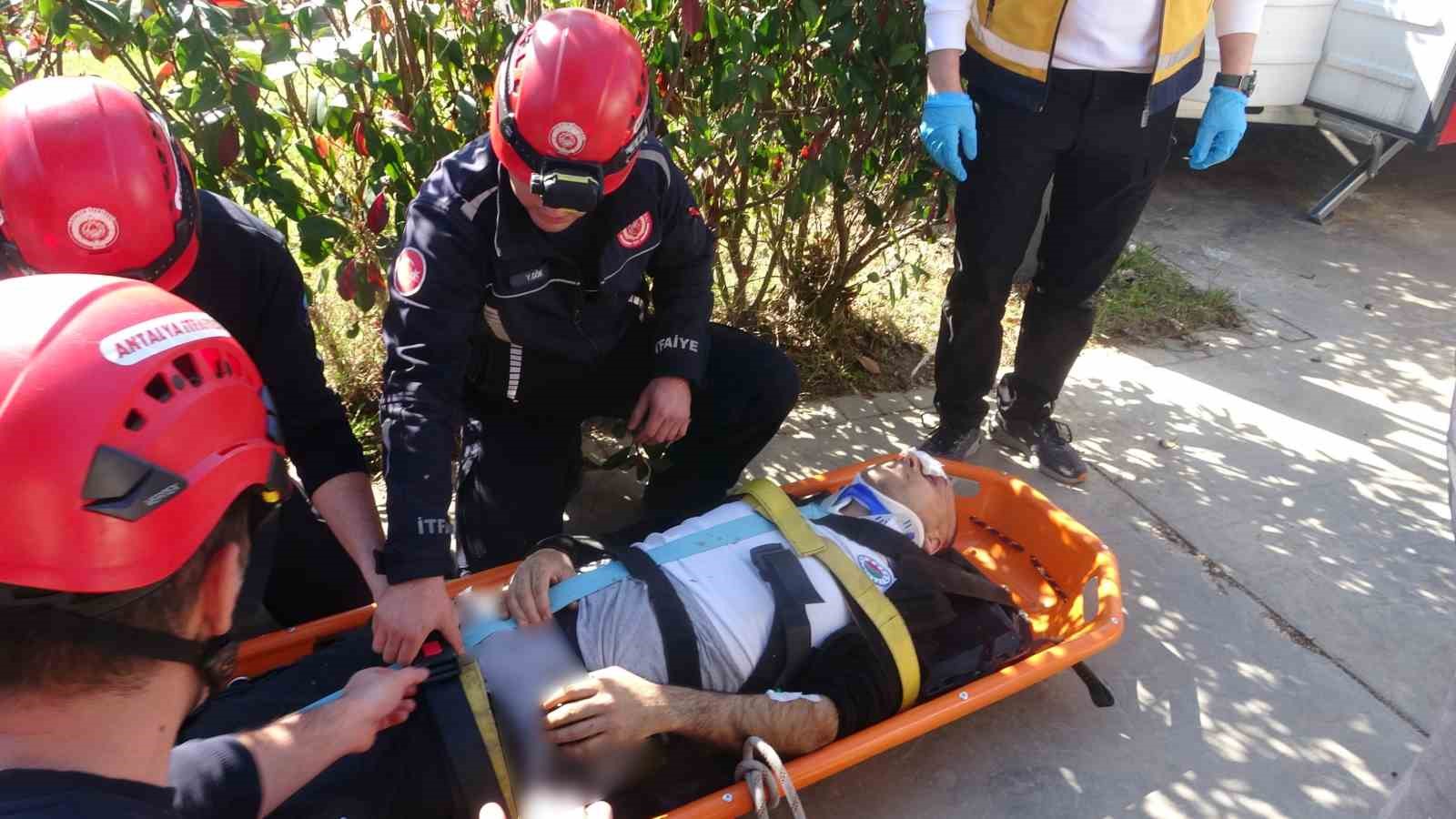 İncir ağacı hayatını kurtardı:  Falezlerde 20 metre y&uuml;kseklikten d&uuml;şen adam yaralandı
