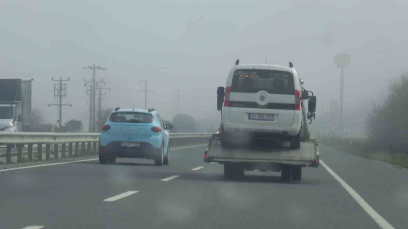 Balıkesir’de yoğun sis sürücülere zor anlar yaşatıyor