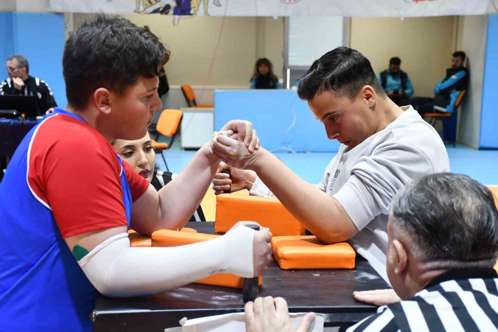 Yıldızlar bilek g&uuml;reşi m&uuml;sabakaları sona erdi
