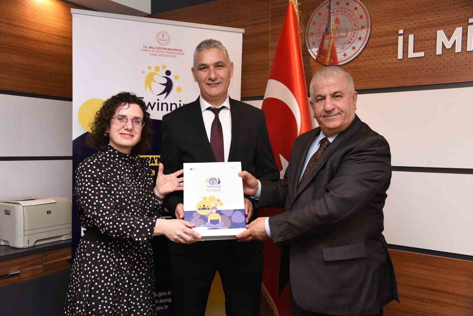 Balıkesir&rsquo;de 10 okula uluslararası prestij belgesi
