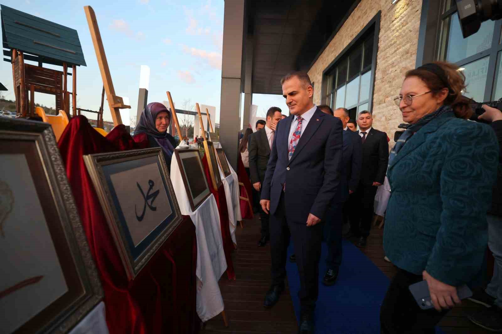 &lsquo;Sanatın diliyle değerlerimiz, hat, tezhip, ebru&rsquo; sergisi a&ccedil;ıldı
