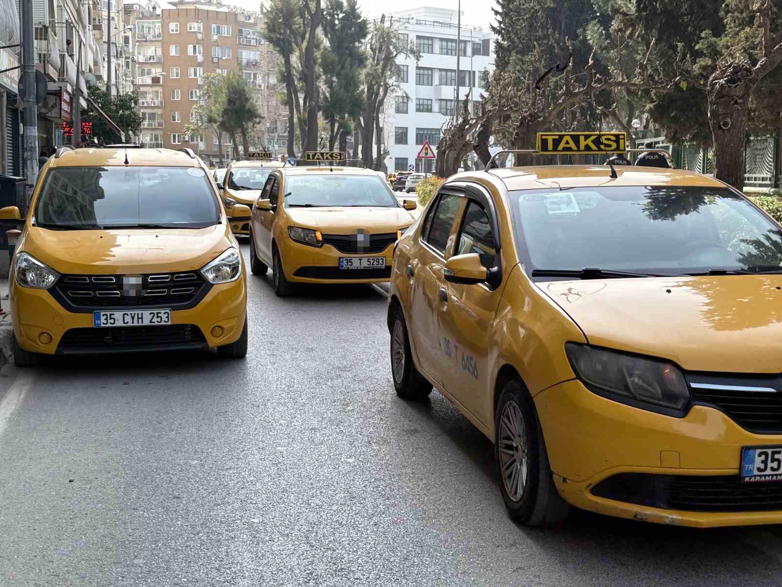 İzmir&rsquo;de &ouml;ld&uuml;r&uuml;len taksici i&ccedil;in meslektaşlarından ara&ccedil;lı konvoy
