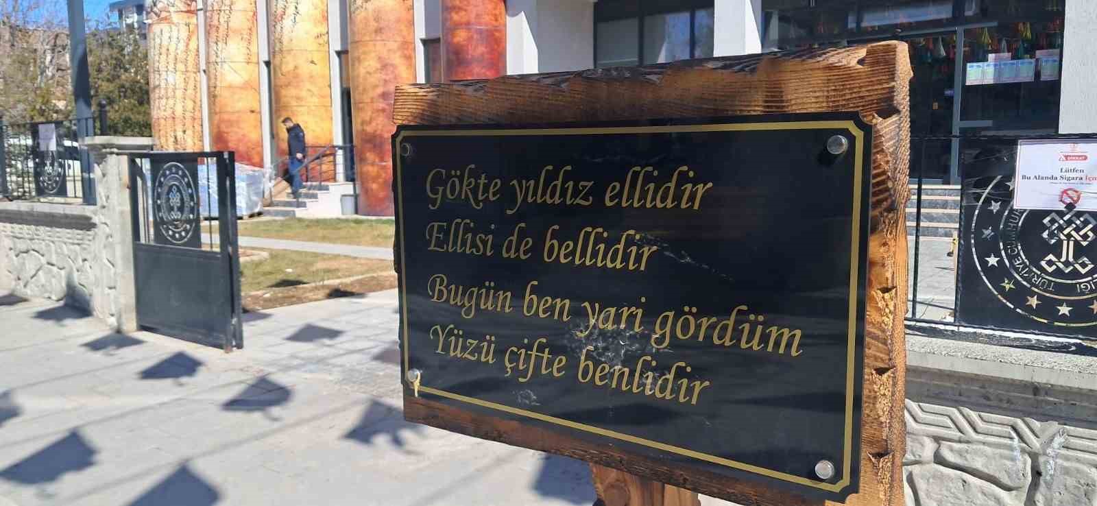 Erzincan&rsquo;ın Şemsiyeli Sokağı manilerle renklendi
