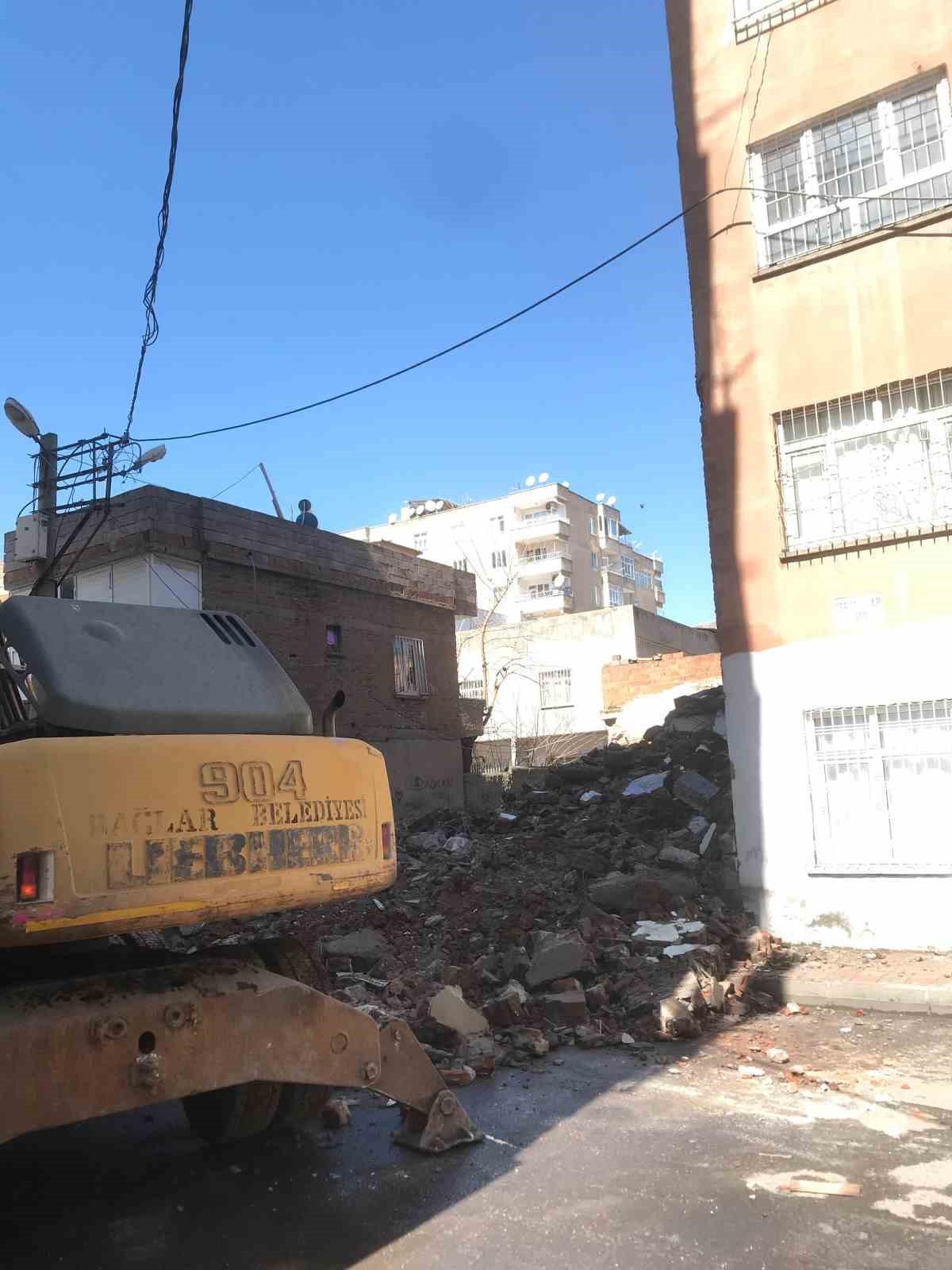 Diyarbakır&rsquo;da tehlike sa&ccedil;an metruk yapılar yıkılıyor
