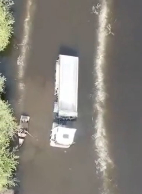 Taşkın sularında yan mahsur kalan tır s&uuml;r&uuml;c&uuml;s&uuml;n&uuml; itfaiye ekipleri kurtardı
