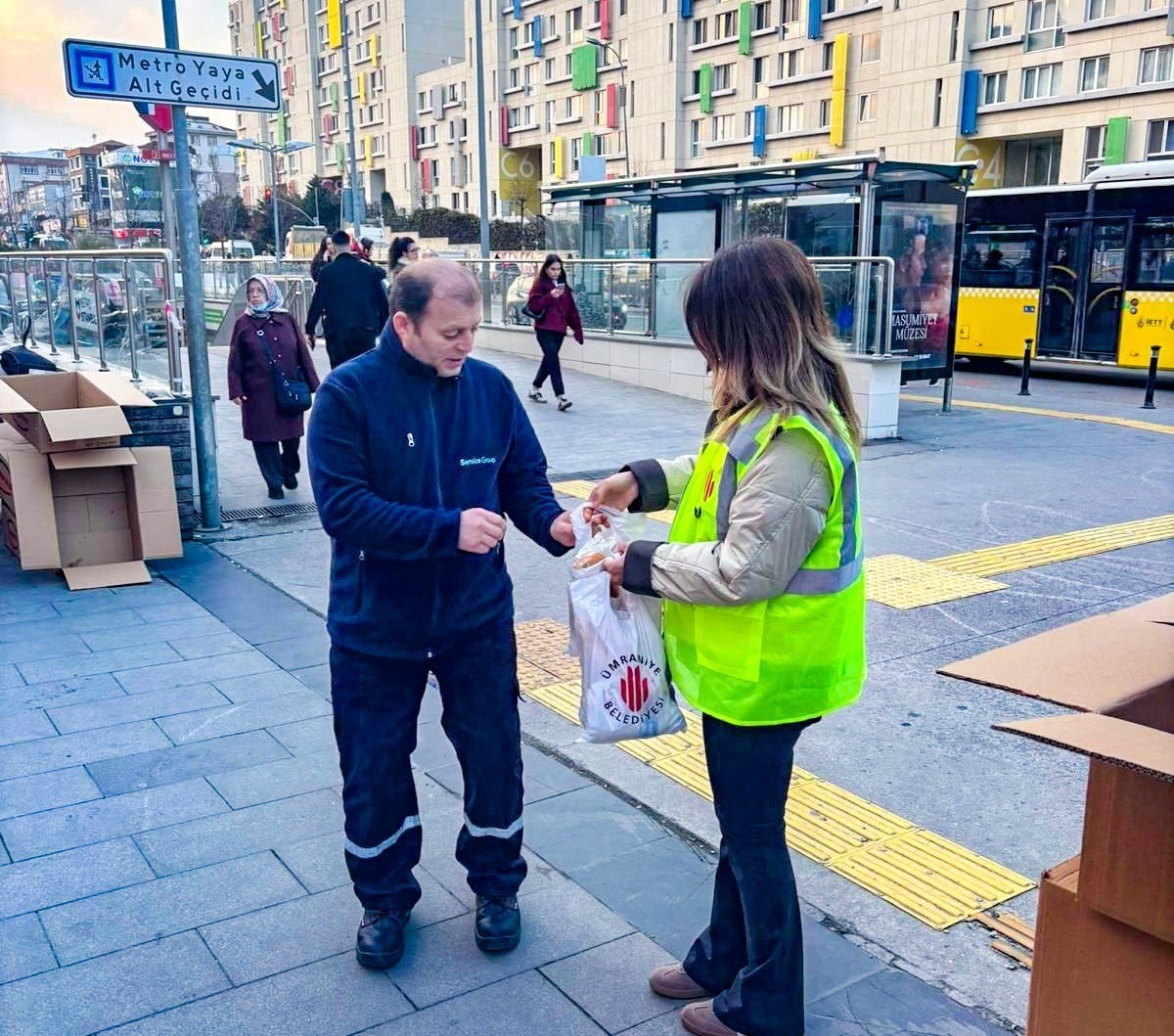 &Uuml;mraniye Belediyesinden iftara yolda yakalanan vatandaşlara iftariyelik desteği

